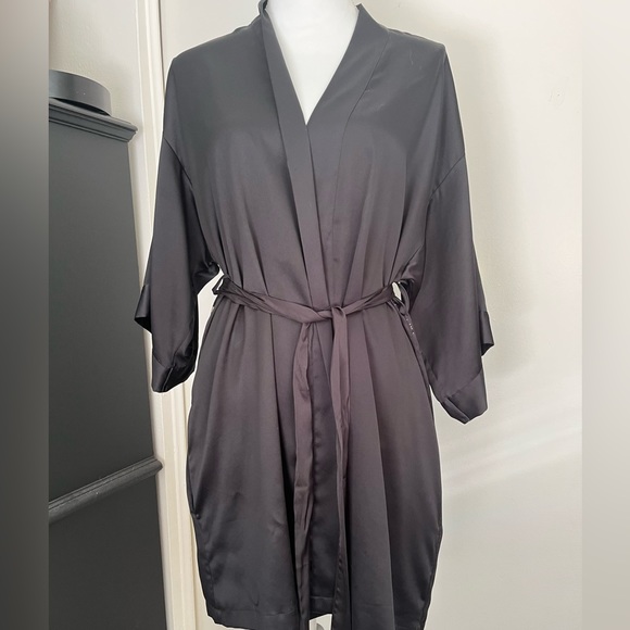 VS Robe - Picture 7 of 9